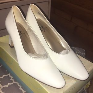 White pump heel